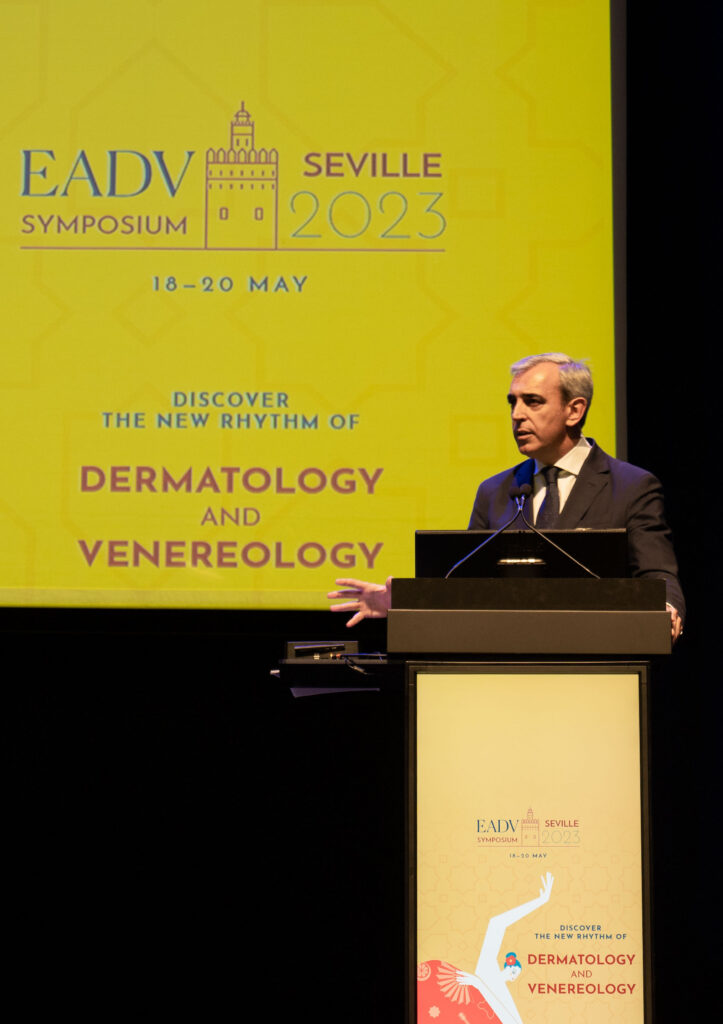 Dr. David Moreno durante una ponencia en el simposio EADV de Sevilla.