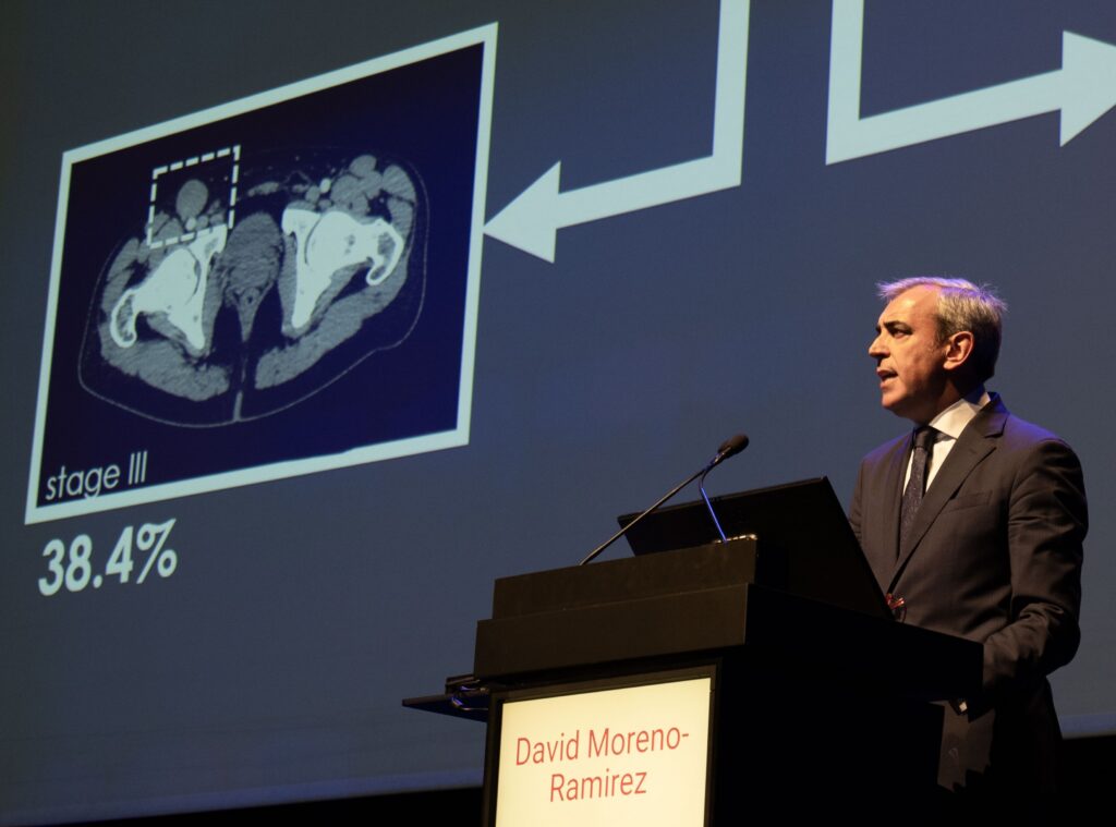 Dr. David Moreno durante una ponencia científica sobre melanoma
